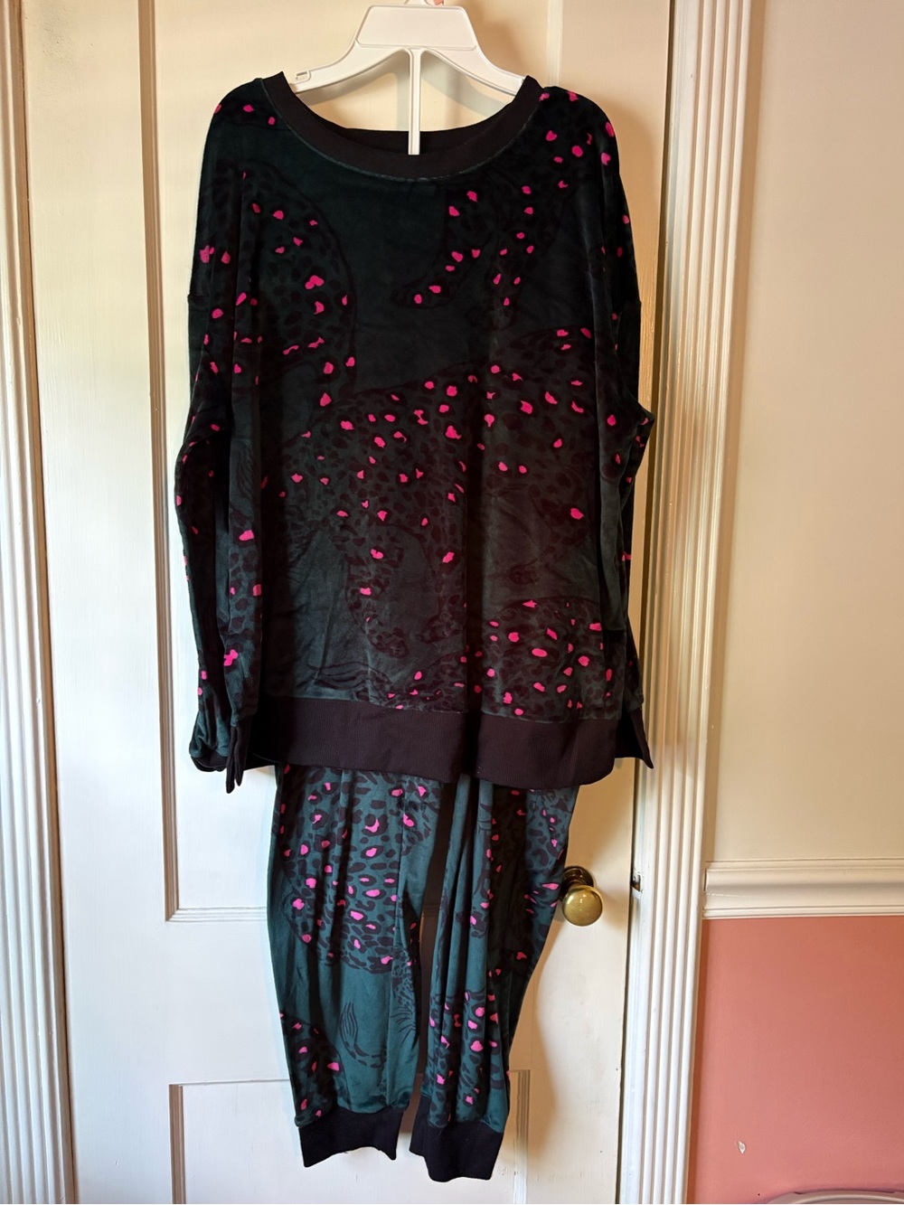 Vera Wang Simply Vera Cozy Black Sweatshirt & Jogger Set with pink accents